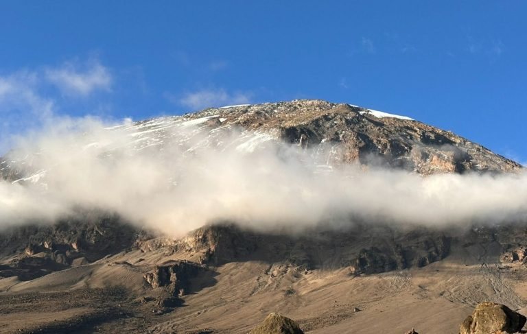 Blick auf die Bergflanke mit Wolken