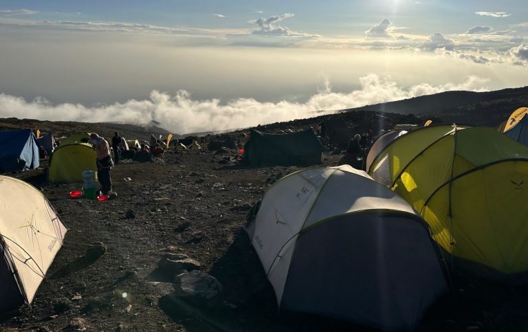 Zelte im Camp oberhalb der Wolken am Kilimandscharo