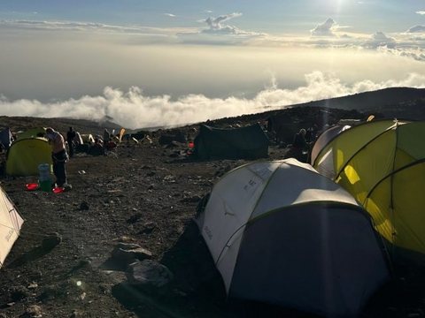 Zeltlager oberhalb der Wolken am Kilimanjaro